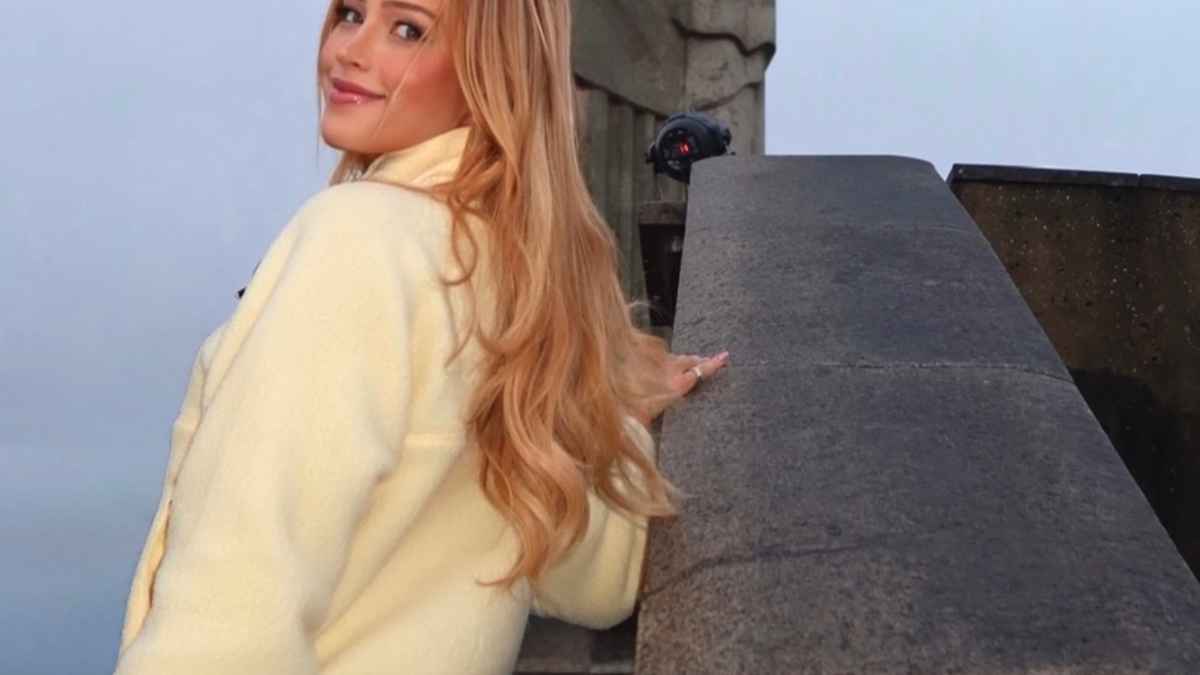 Dallas Cowboys Cheerleader Causes Stir With Her Yoga Pants Photo