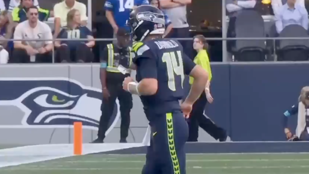Video: Sam Darnold Limping Poorly After Leg Injury