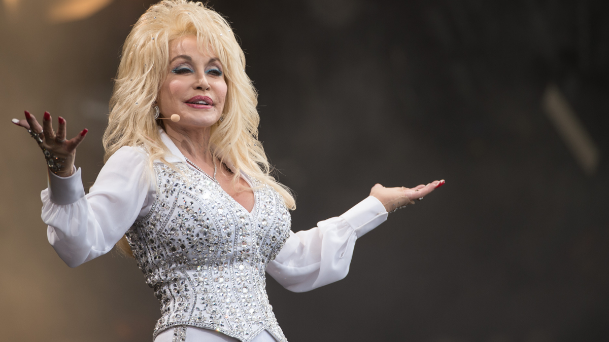 Dolly Parton Receives Emotional Tribute From Boxing Hall of Famer