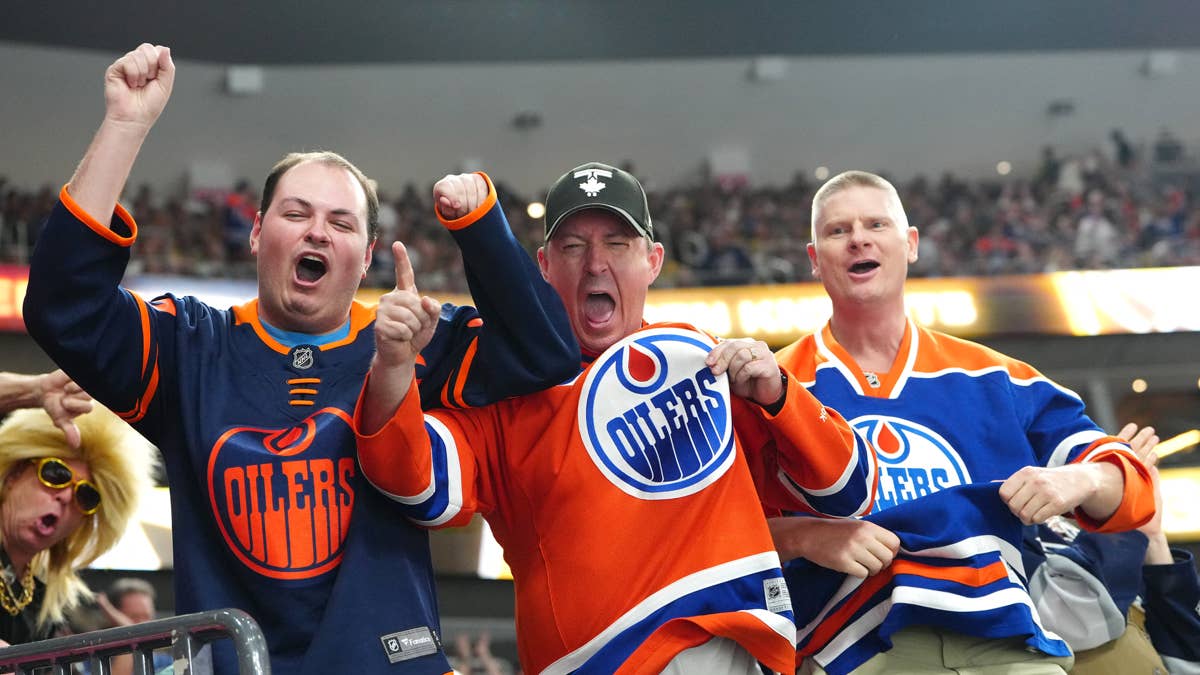 Oilers Coach Mike Babcock Gets Roaring Support From Edmonton Fans