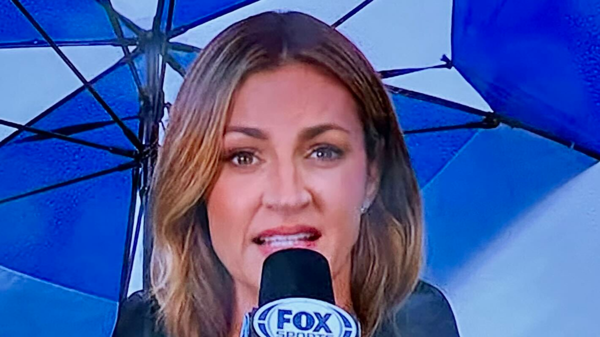 Erin Andrews Not Happy With Sunday's Weather In Philadelphia