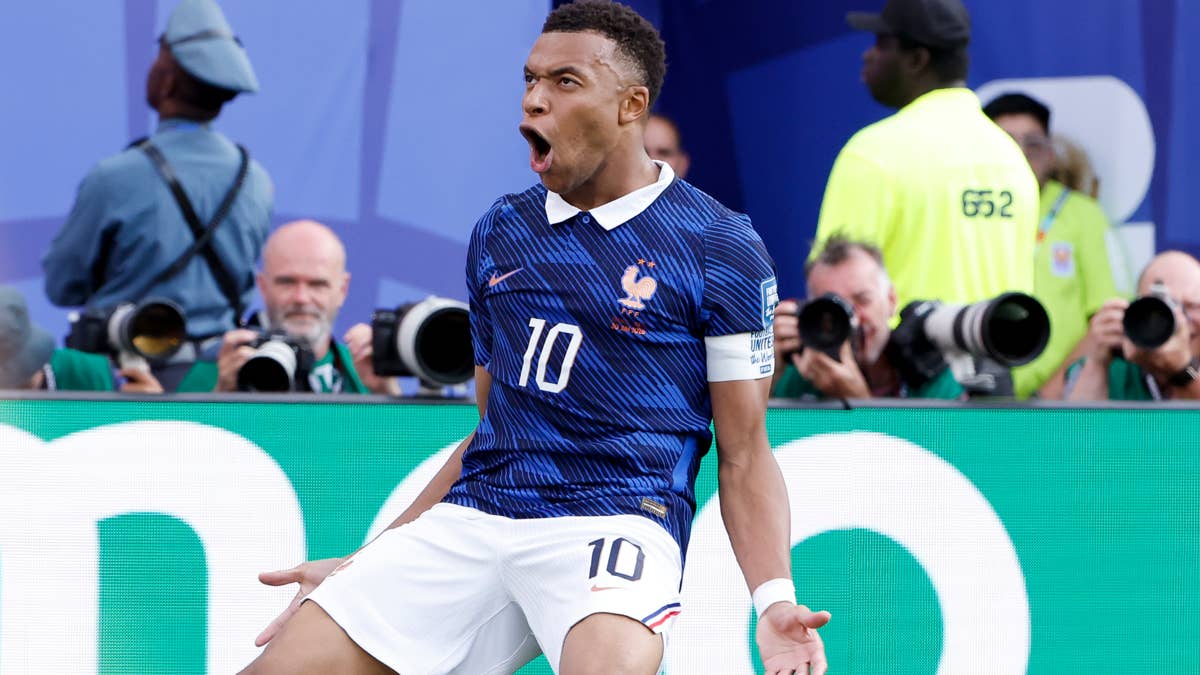 Who Are the Commentators in Paraguay vs. France World Cup Match?