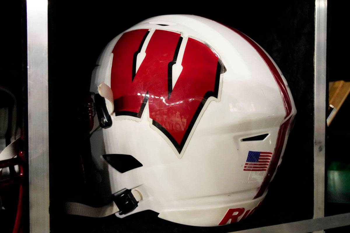 College Football World Mourns the Death of Former Wisconsin Tight End