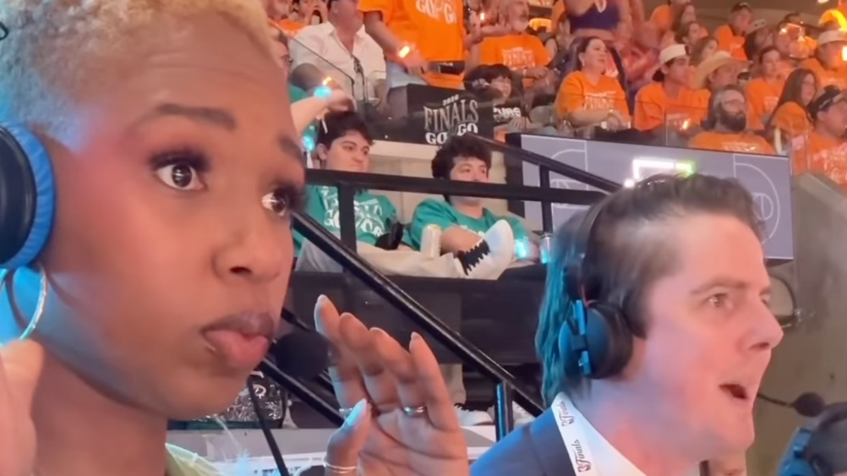 Mics Catch Knicks Announcers Insulting Taylor Swift's Appearance