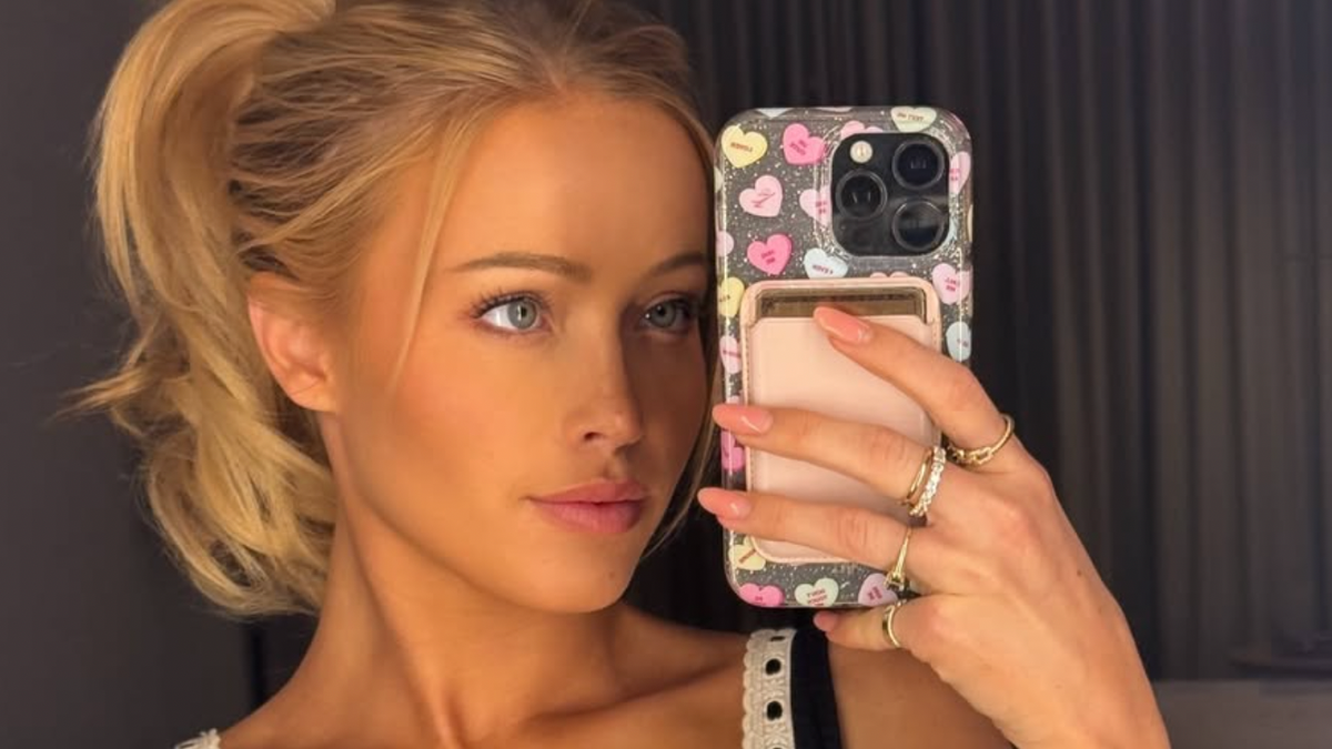 Cowboys Cheerleader Wins NFL Offseason With Her Swimsuit Photo