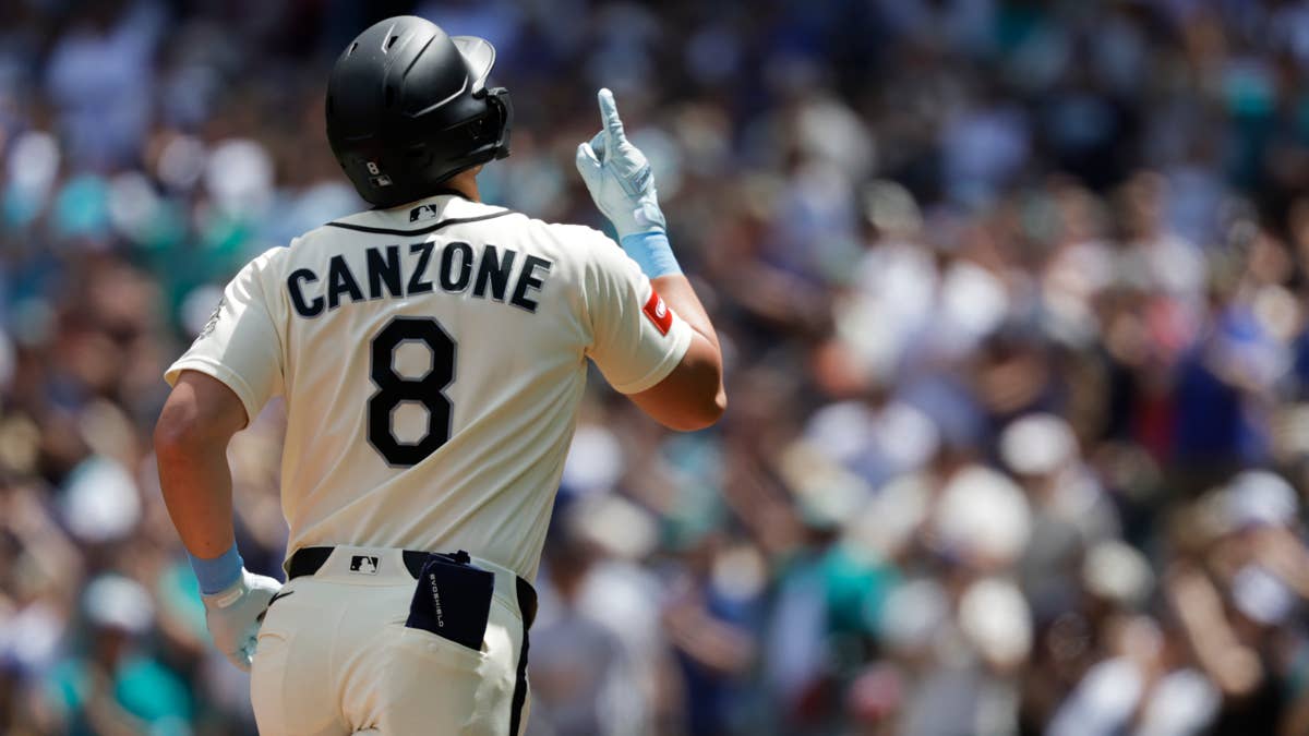 Mariners Outfielder Exits Game With Injury