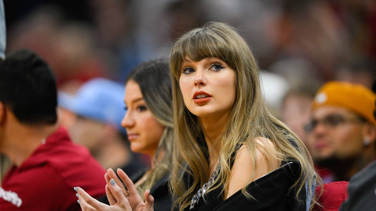 Taylor Swift 'Booed' During Surprise Appearance Days Before Wedding