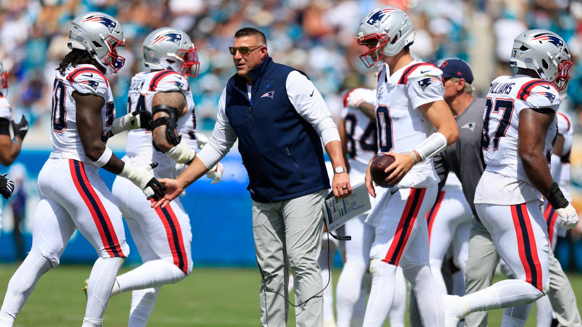 Mike Vrabel Reacts to Patriots' Struggling Run Defense vs. Jaguars