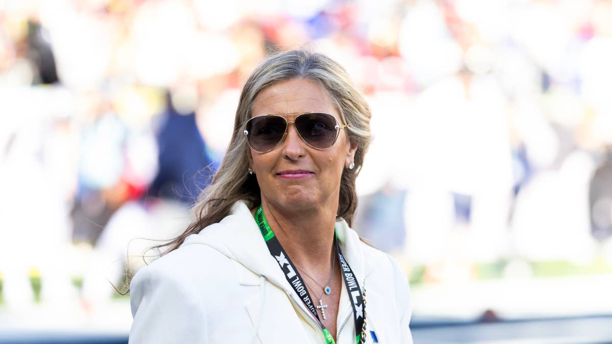 NFL Fans Not Happy With 'Classless' Photos Of Mike Vrabel's Wife