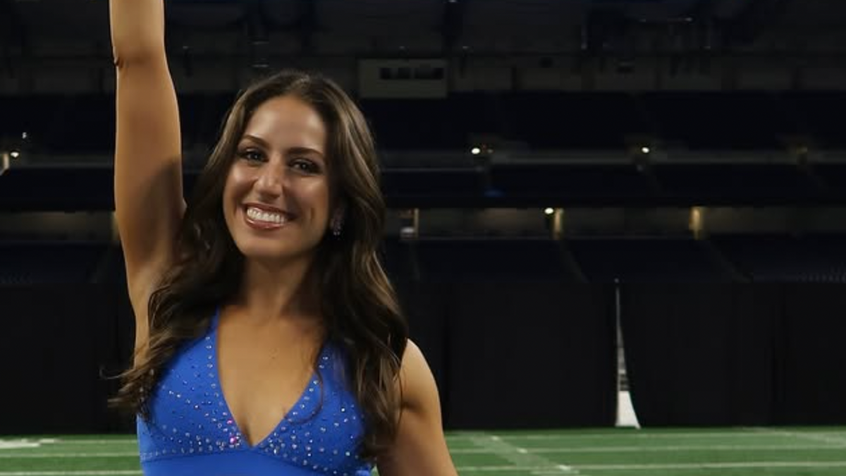 'Perfect' NFL Cheerleader Sends Fans Into Frenzy With Six-Pack Photo