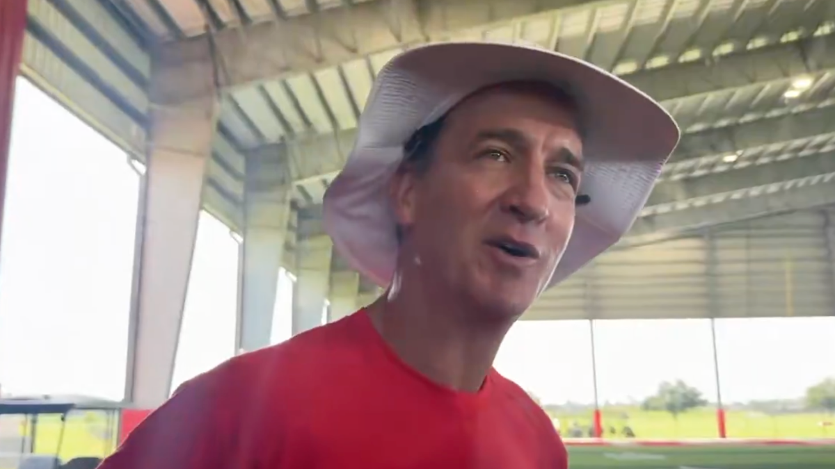 Peyton Manning Announces He's Rooting For Texas Against Tennessee