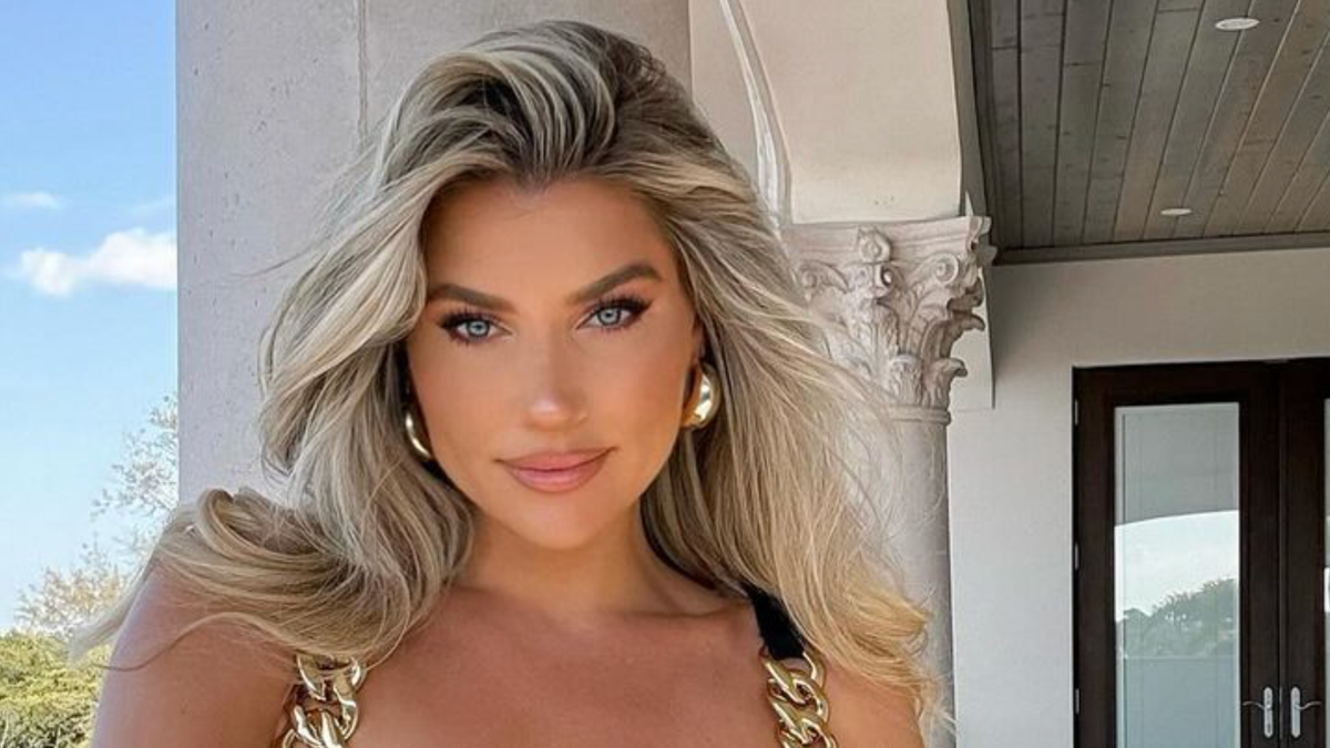 NFL Sideline Reporter Melanie Collins Stuns In Golf Outfit