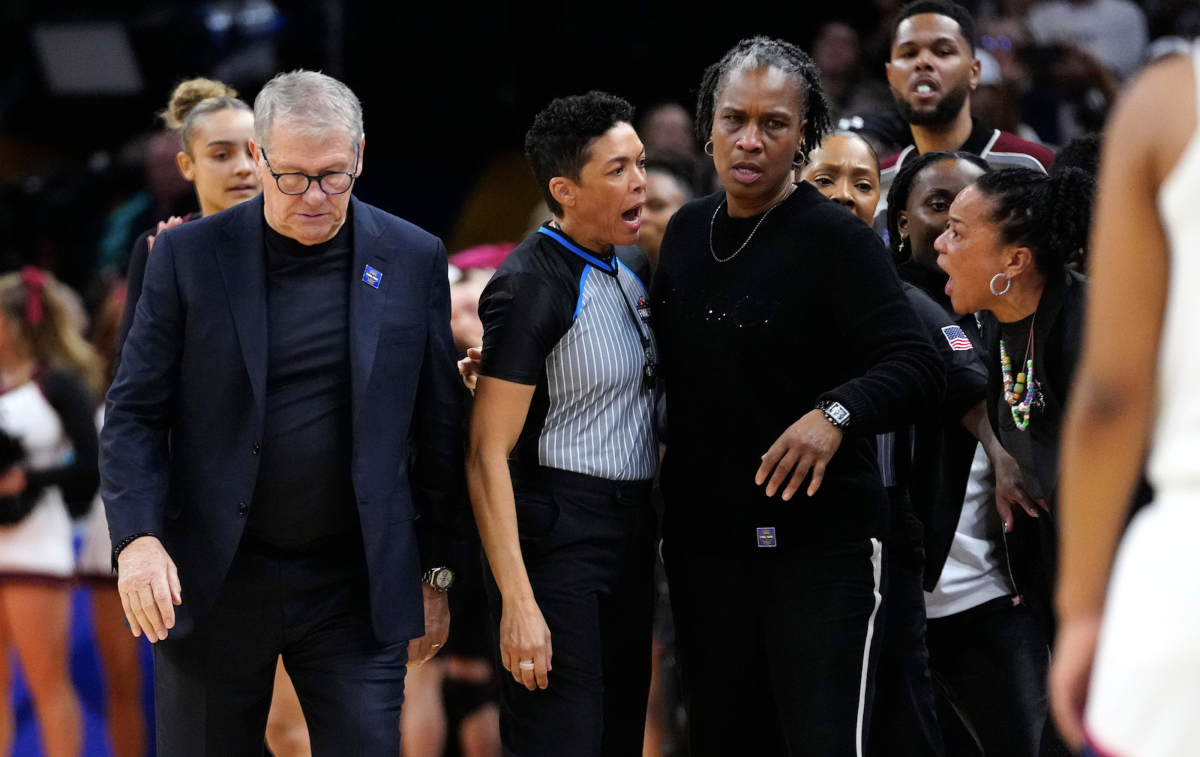 Two Former NFL Stars Calling For Geno Auriemma To Apologize