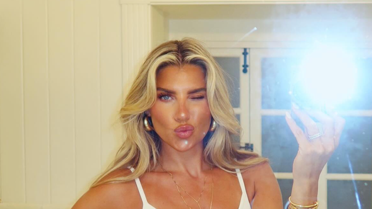 NFL Sideline Reporter Melanie Collins Has Fans In Awe Of Swimsuit Photo