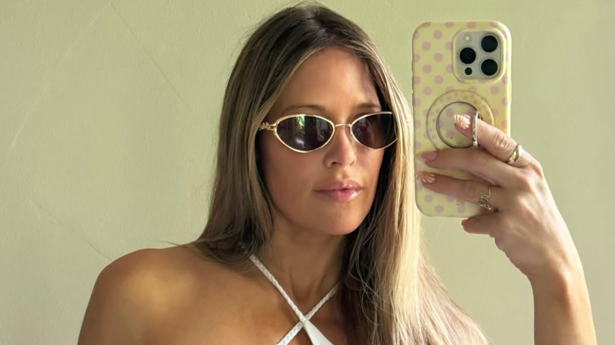 WWE Legend Kelly Kelly Stuns In White Swimsuit At 39