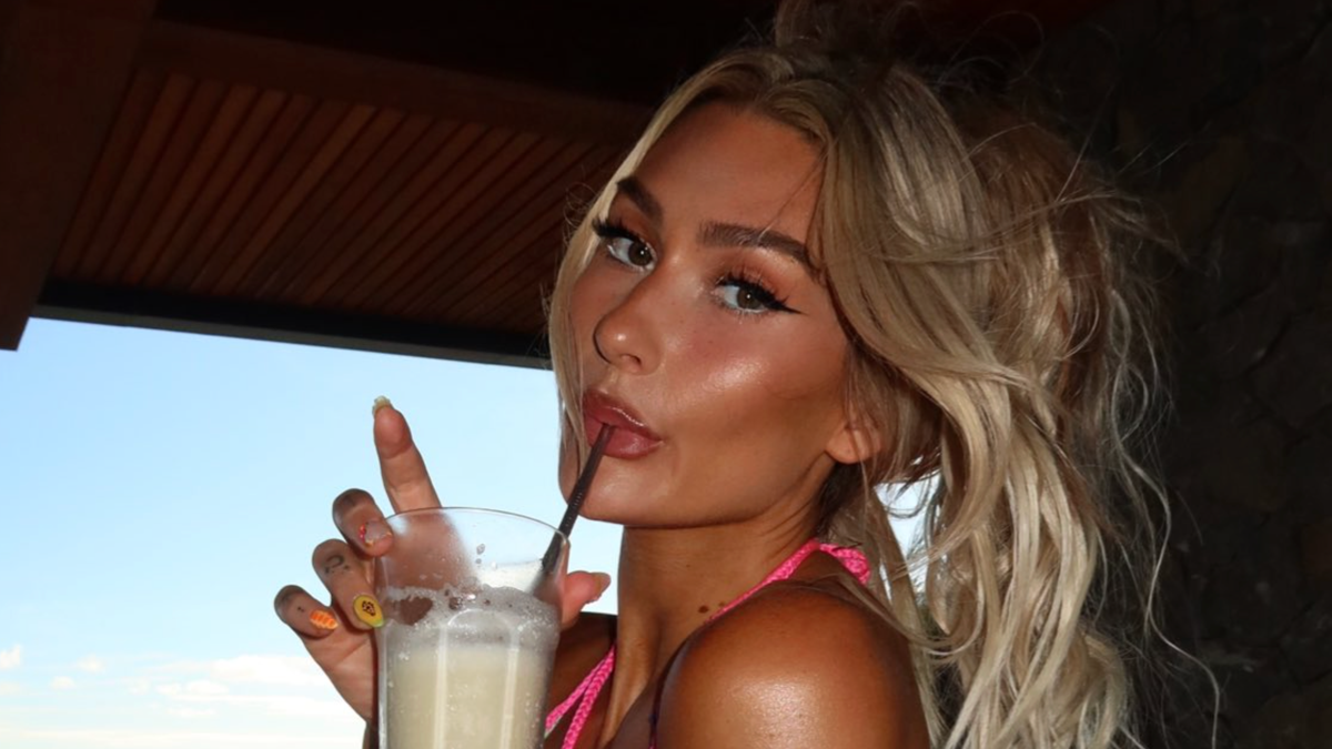 Izzi Dame Has WWE Universe In Awe Of Poolside Photo