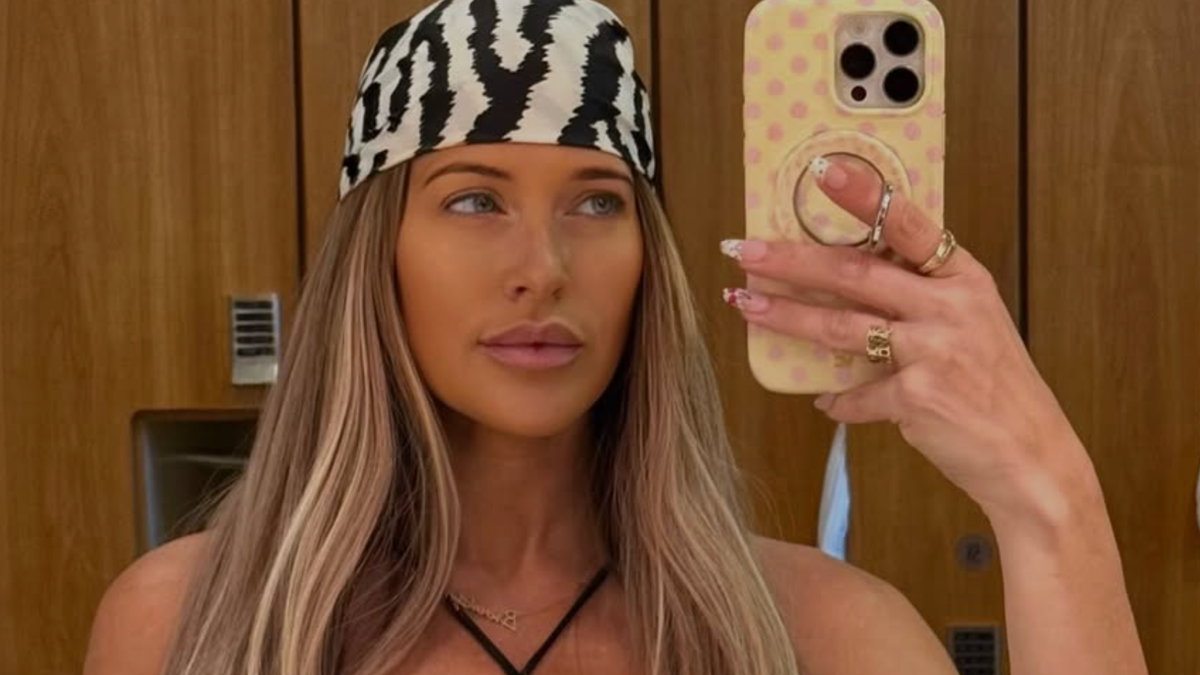 WWE Legend Kelly Kelly Sizzles In Swimsuit At 39