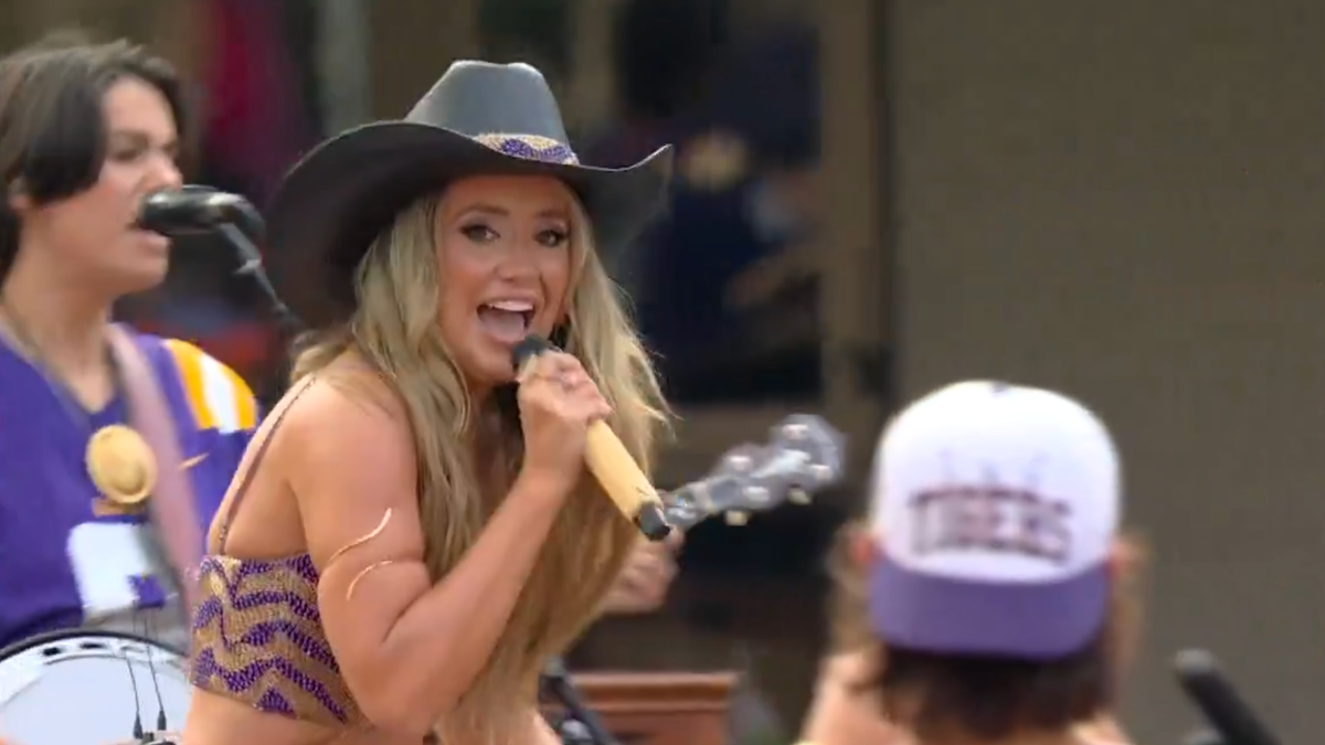Fans Outraged Over Lainey Wilson's 'College GameDay' Performance