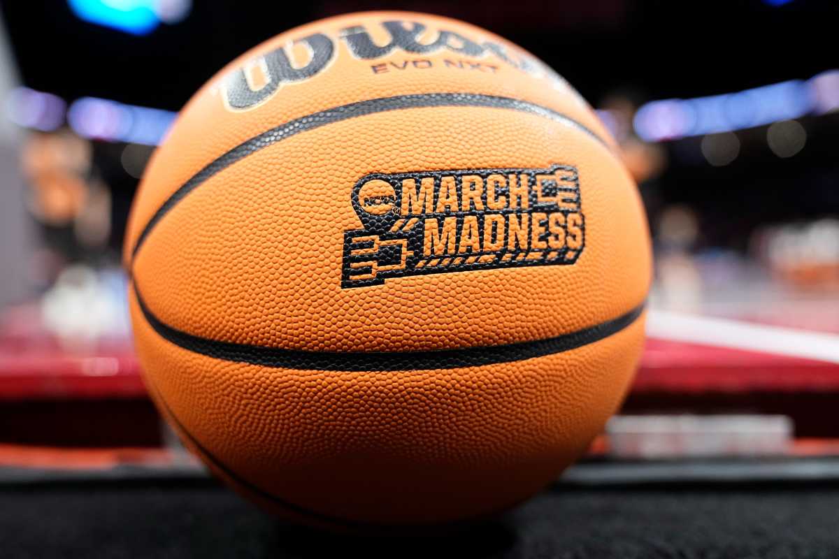 Cameras at NCAA Tournament Show Refs Missed Major Call in Kentucky-Santa Clara