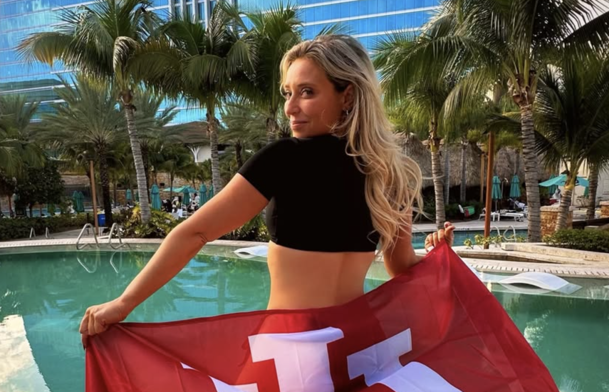 Sideline Reporter's Pregame Pool Photo Sends Fans Into A Frenzy