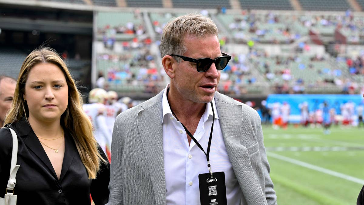 Troy Aikman Has Growing Problem With NFL's Autograph Seekers Today