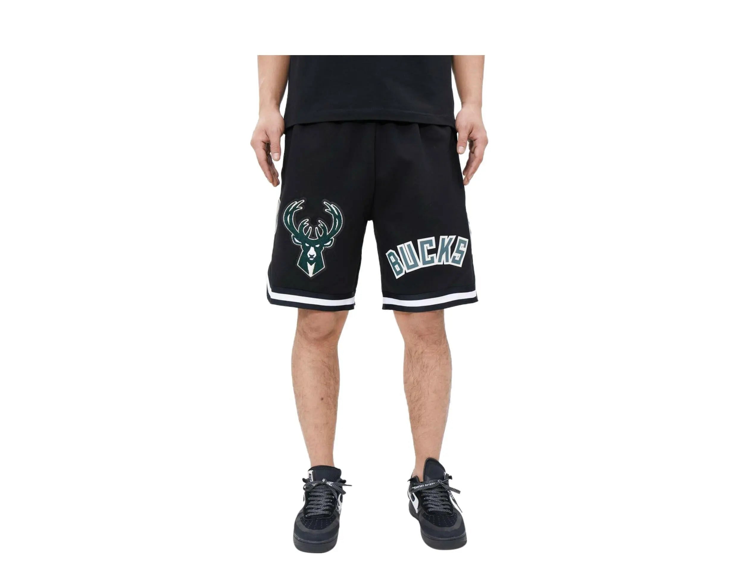 Pro Standard Milwaukee Bucks Classic Chenille Men Shorts Black 1