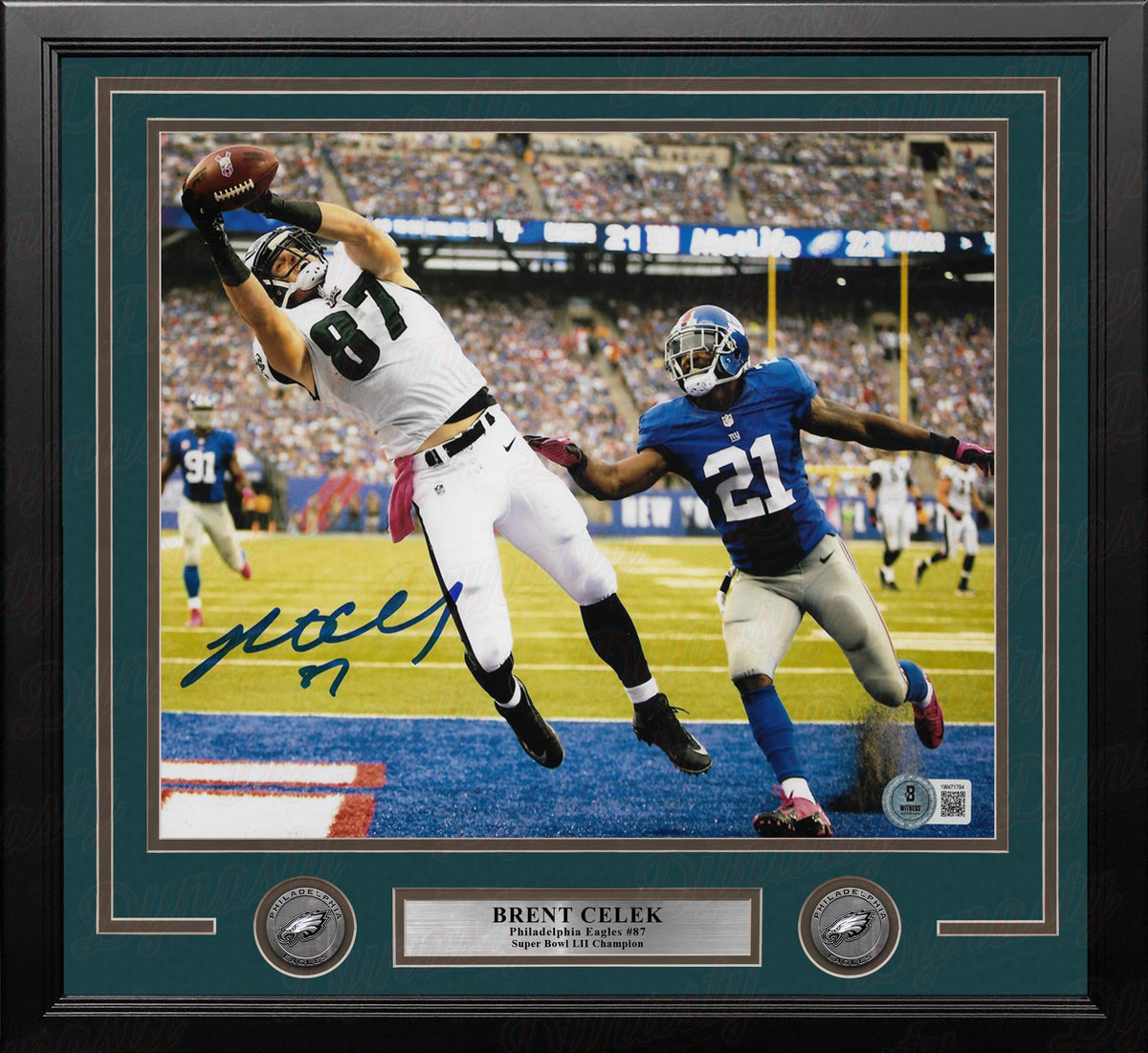 Brent Celek Touchdown v. Giants Philadelphia Eagles Autographed 16" x 20" Framed Football Photo 2