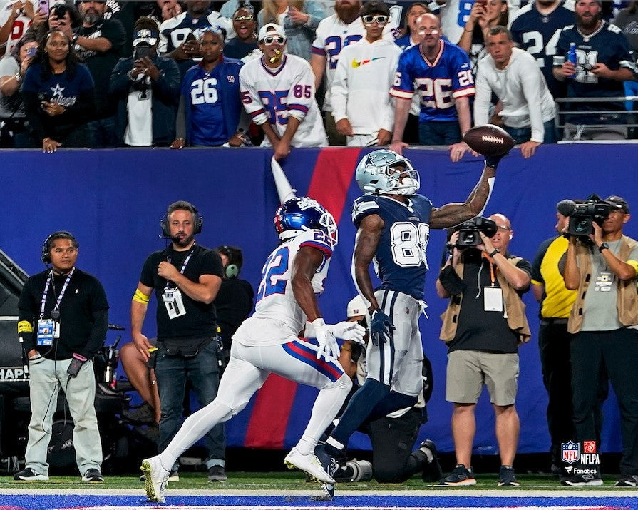 CeeDee Lamb One-Handed Touchdown Catch Dallas Cowboys 8" x 10" Football Photo 1