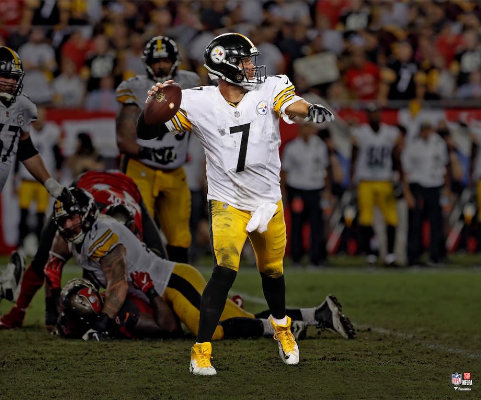 Ben Roethlisberger Blackout Action Pittsburgh Steelers 8" x 10" Football Photo 1